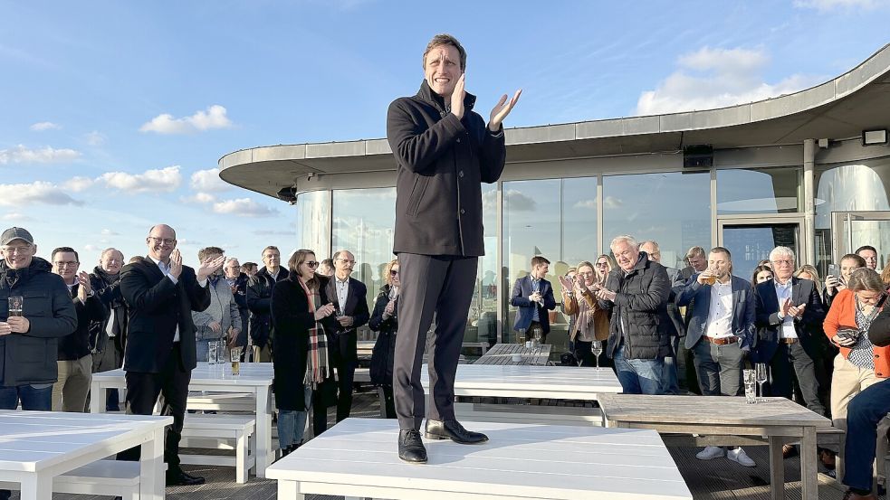 Ist für die Begrüßung seiner Fraktion kurzerhand auf einen Tisch gestiegen: Sebastian Lechner, Vorsitzender der CDU-Landtagsfraktion. Foto: Lars Laue