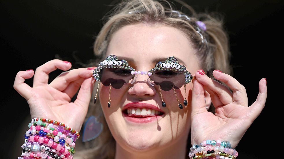 Selbst die Sonnenbrille dieses „Swifties“ ist mit dem Titel eines Songs dekoriert. Foto: Imago images/AAP/Joel Carrett