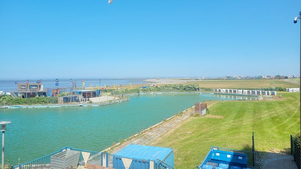 Seit Jahren liegt das Becken des Norddeicher Freibades ungenutzt hinter dem Deich. Foto: Rebecca Kresse