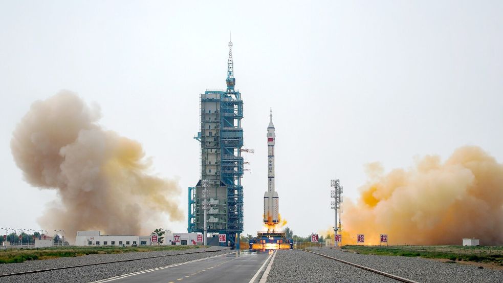 China investiert seit Jahren kräftig in sein Weltraumprogramm (Archivbild). Foto: Mark Schiefelbein/AP/dpa