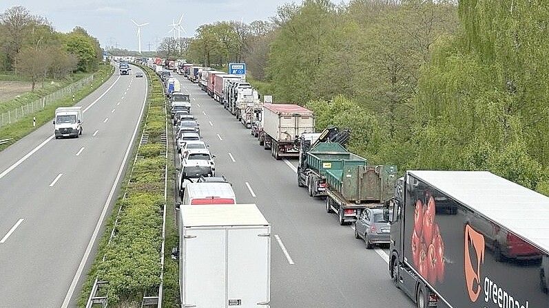 Auf der Autobahn 28 bildete sich ein Stau von mehreren Kilometern Länge. Foto: Reckermann