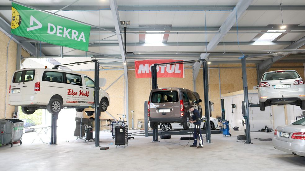 Blick in die weitläufige Werkstatt von KFZ-Technik Heino Denef.