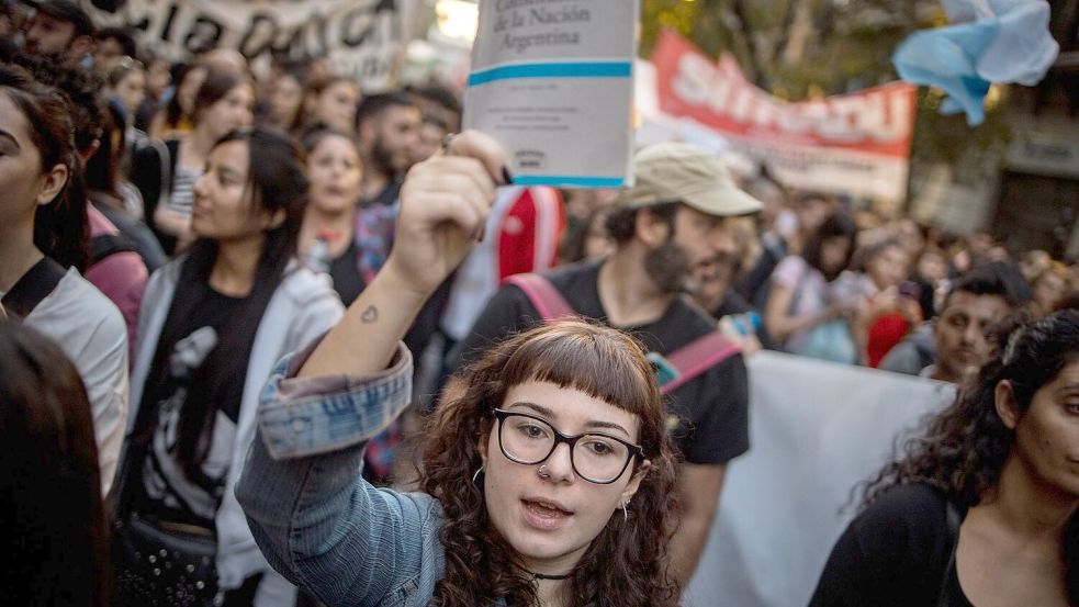 Demonstrantinnen und Demonstranten fordern finanzielle Unterstützung für staatliche Hochschulen und Universitäten in Argentinien. Foto: Cristina Sille/dpa