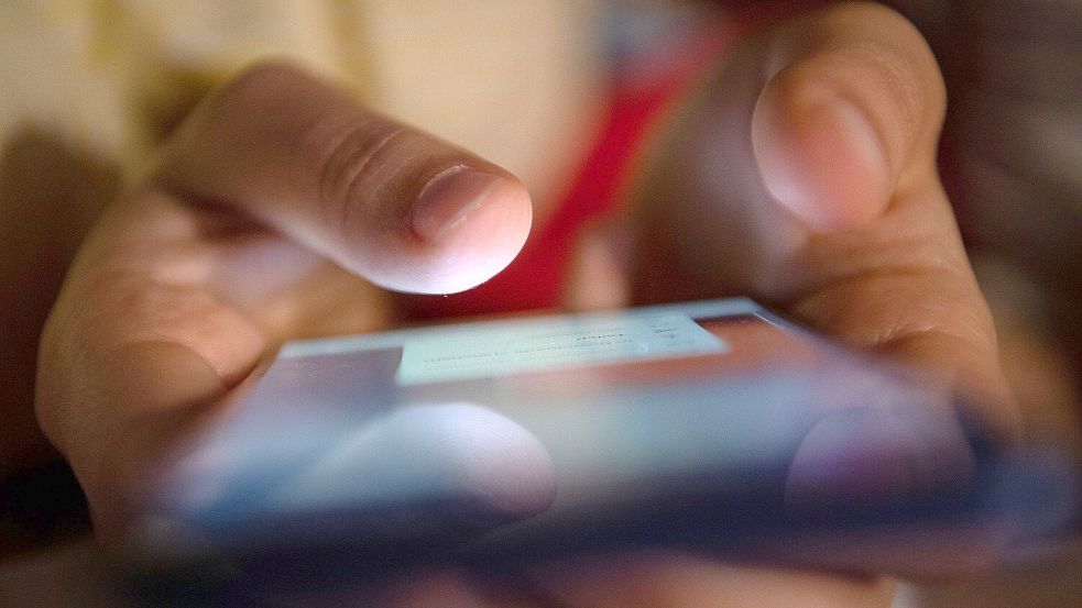 Ein Smartphone in der Hand eines Jugendlichen. Foto: DPA