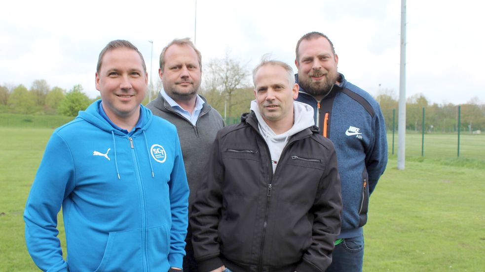 Der langjährige Spielertrainer des SC Tannenhausen Timo Lübben (links) macht für die kommende Saison Platz für das neue Trainergespann Timo Goldenstein (Zweiter von rechts) und Simon Weber (rechts). SCT-Vorsitzender Frank Tholen freut sich über den geschmeidigen Wechsel auf der Trainerbank. Auch zukünftig ist Lübben mit von der Partie: Als Spieler und Vorstandsmitglied. Foto: Wolf-Rüdiger Saathoff