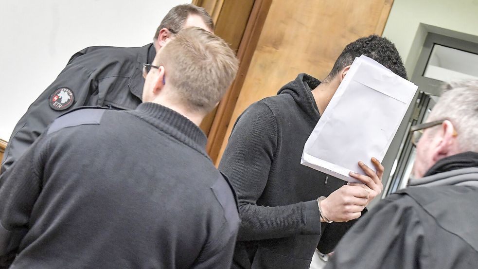 Der 26-Jährige wurde wegen Einbruchs zu zwei Jahren und sechs Monaten Haft verurteilt. Dieses Foto ist beim Prozessauftakt am 27. Februar 2024 entstanden. Foto: Ortgies/Archiv