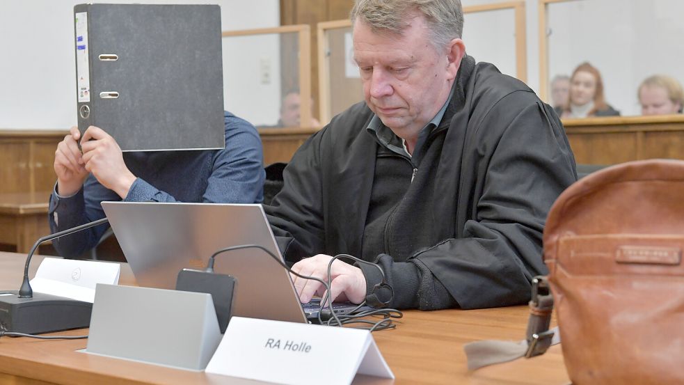Ein 19-Jähriger, der das Fluchtauto gefahren hat, wurde zu 150 Arbeitsstunden im Van-Ameren-Bad verurteilt. Dieses Foto ist beim Prozessauftakt am 27. Februar 2024 entstanden. Foto: Ortgies/Archiv