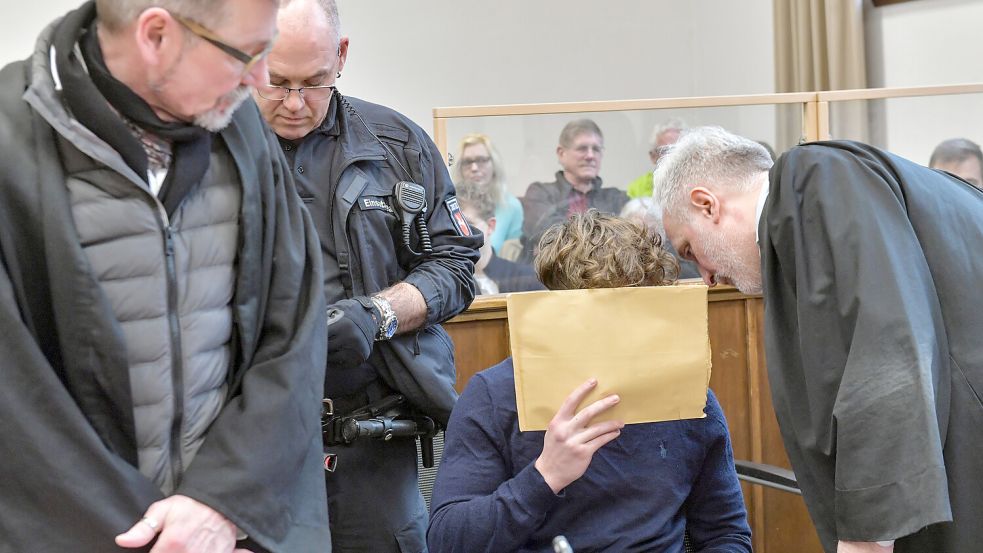 Ein jetzt 19-Jähriger wurde zu vier Jahren Haft verurteilt. Dieses Foto ist beim Prozessauftakt am 27. Februar 2024 entstanden. Foto: Ortgies/Archiv