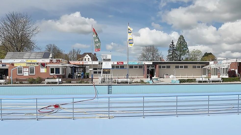 Am 11. Juli 2023 brannte das Hauptgebäude des Van-Ameren-Bads zu großen Teil nieder. Jetzt ist der Neubau fast fertig, die Saisoneröffnung ist für den 18. Mai geplant. Foto: Screenshot von Van-Ameren-Bad-Video von Martin Maas, Stand Mittwoch 17. April