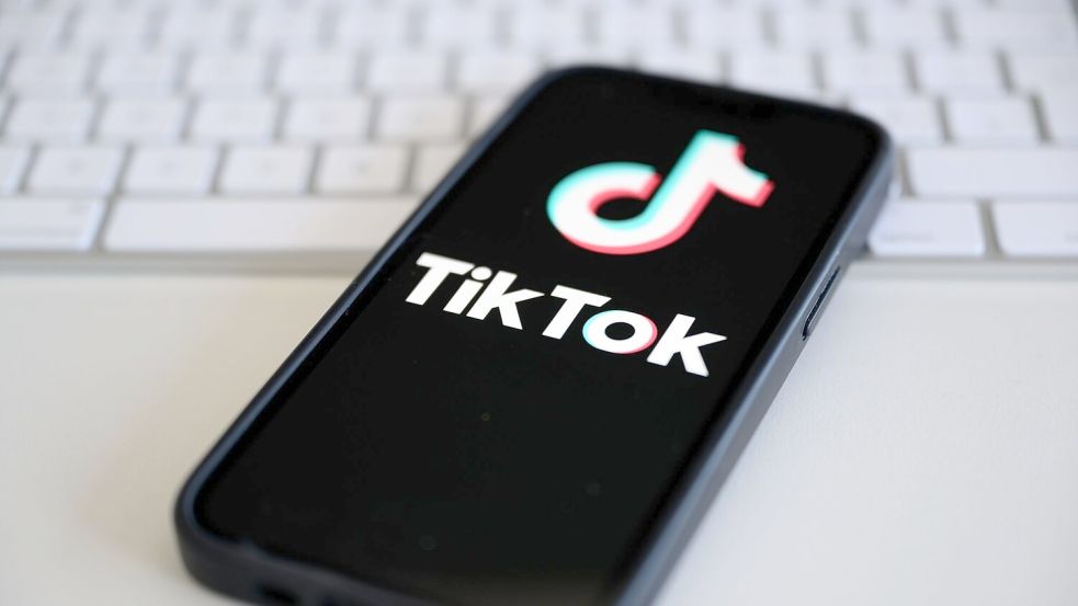 Tiktok droht dann eine Verbannung aus amerikanischen App Stores. Foto: Robert Michael/dpa
