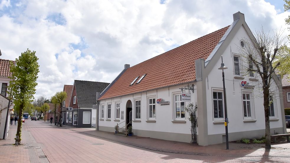 Die Geschäftsstelle der Ostfriesischen Brandkasse verlässt das markante weiße Gebäude des früheren Hotels Zur Post in der Marienhafer Rosenstraße. Foto: Thomas Dirks