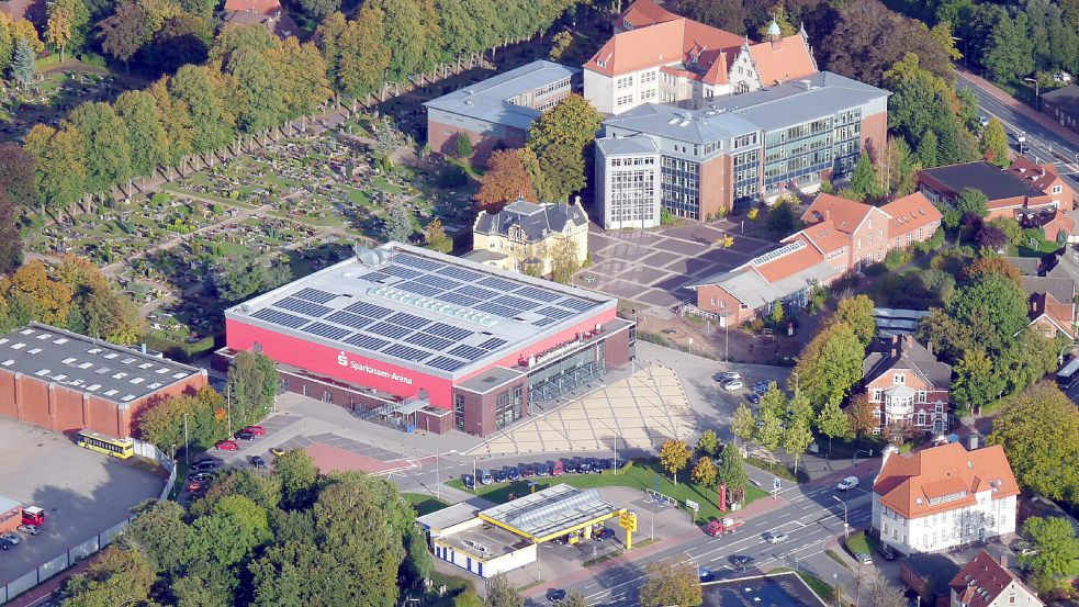 Plattform für Berufseinsteiger: Die Jobmesse startet heute mit fast 100 Ausstellern in der Sparkassen-Arena Aurich. Foto: Bernd Heiken