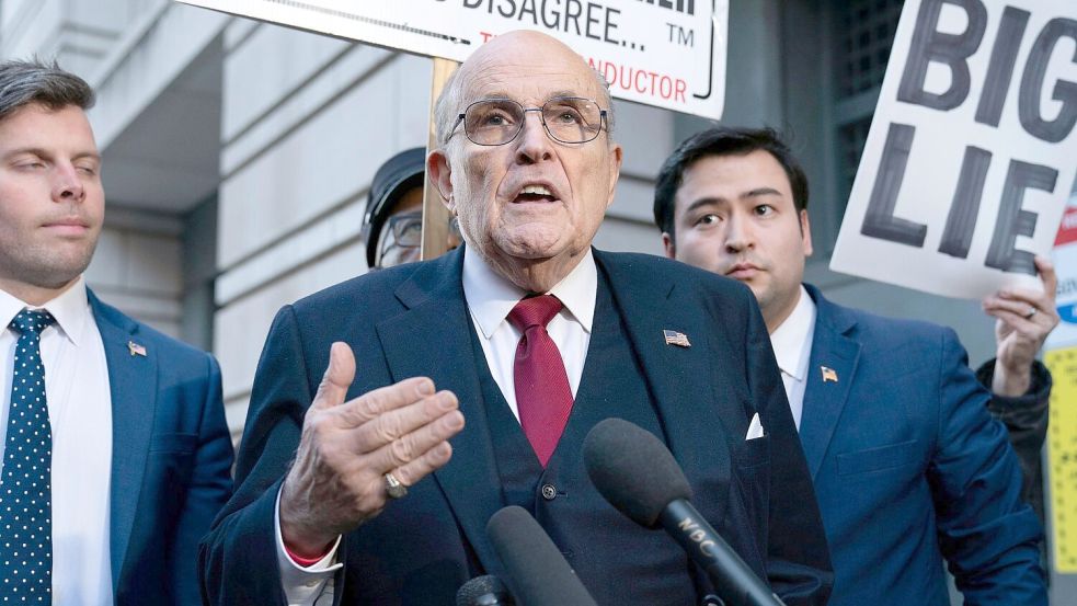 Donald Trumps Ex-Anwalt Rudy Giuliani muss sich unter anderem wegen Verschwörung und Betrug vor Gericht verantworten. Foto: Jose Luis Magana/AP/dpa