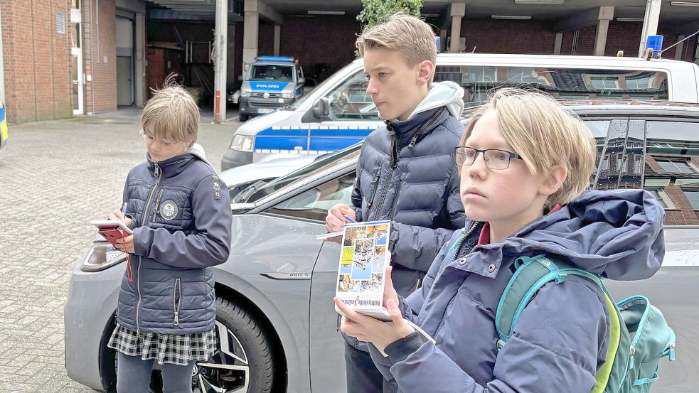 Lisbeth Hermanns (von links), Tjado Rehwald und Jonas Klages verbrachten ihren Zukunftstag in unserer Redaktion. Foto: Heino Hermanns