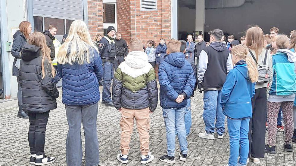 Polizeihundeführer Hilko Raap erklärt den Kindern, was bei den Diensthunden zu beachten ist. Foto: Tjado Rehwald