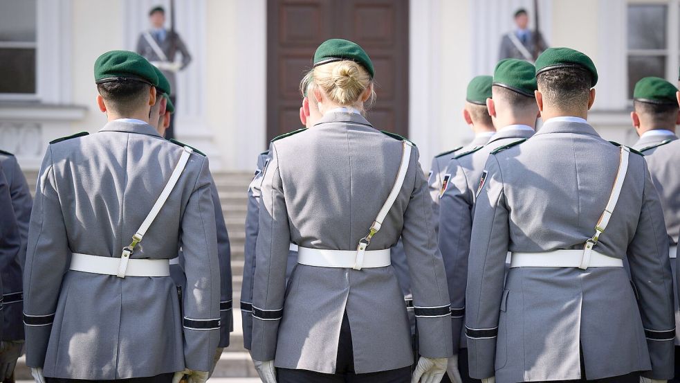 Soldaten der Ehrenformation der Bundeswehr vorm Schloss Bellevue. Künftig findet in Deutschland jeweils am 15. Juni der Nationale Veteranentag statt. Foto: Bernd von Jutrczenka/dpa