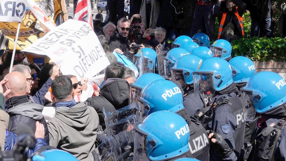 Demonstration gegen die Venedig-Touristensteuer. Foto: Luca Bruno/AP/dpa