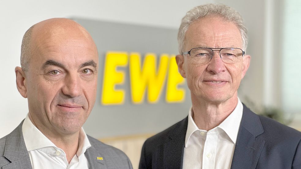 EWE-Vorstandschef Stefan Dohler (links) und Finanzvorstand Wolfgang Mücher stellten die Bilanz vor. Foto: EWE