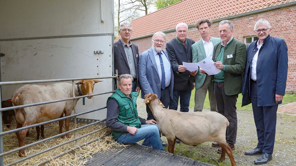 Schäfer Wilfried Wachtendorf (von links), Detlef Grüßing vom LHV, Heiko Albers vom Wasserverbandstag, Gernold Lengert, Markus Henke und Helmut Dammann-Tamke von der Jägerschaft sowie Landrat Olaf Meinen fordern als Allianz die Begrenzung der Wolfsbestände. Foto: Romuald Banik