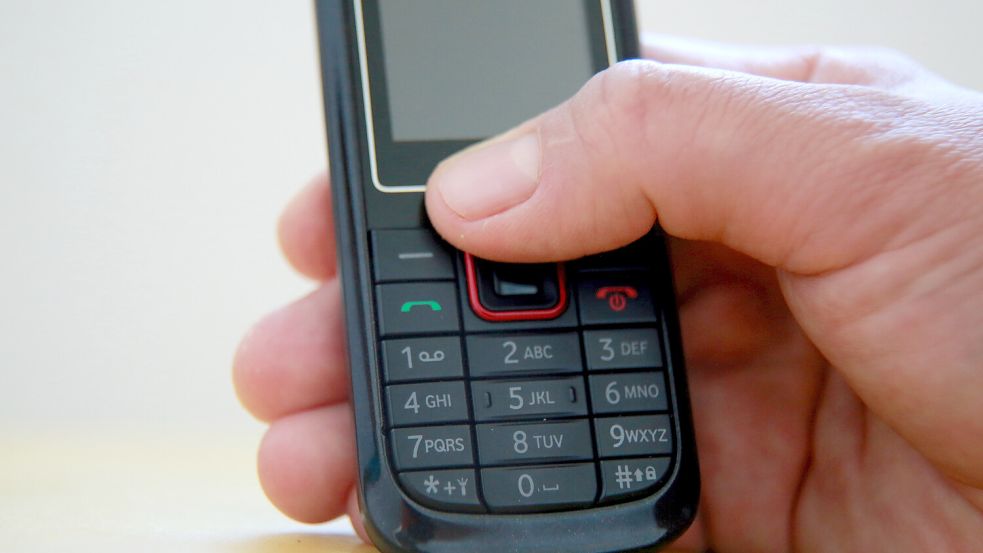 In den USA nutzen viele junge Menschen ein sogenanntes „Dumbphone“. Foto: IMAGO/Pond5 Images
