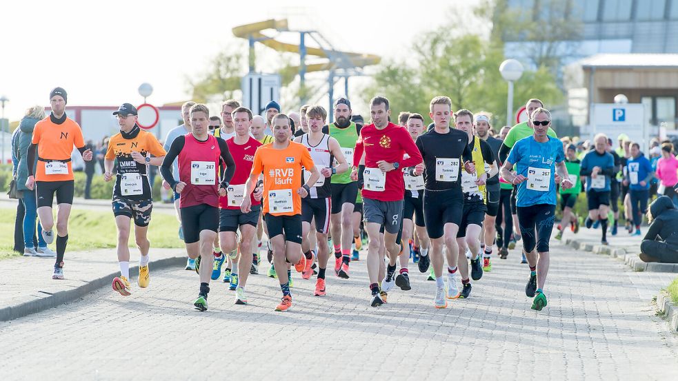 Kalt war es letztes Jahr beim Start in Bensersiel. Am Dienstag werden sich mehr als 1500 Läufer auf den Weg machen.Foto: Stephan Friedrichs