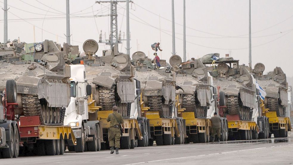 Israelische Panzer auf dem Weg zur Grenze: Israel hält eine Offensive in Rafah für unumgänglich, um die dort verbliebenen Bataillone der Hamas zu zerschlagen. Foto: Leo Correa/AP/dpa