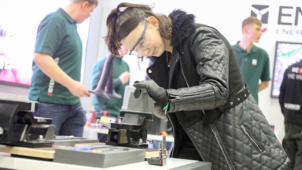 Die 15-jährige Nicole Asmus, Schülerin der KGS Wittmund, versuchte sich am Stand der Firma Enercon am Blech aus. Foto: Romuald Banik