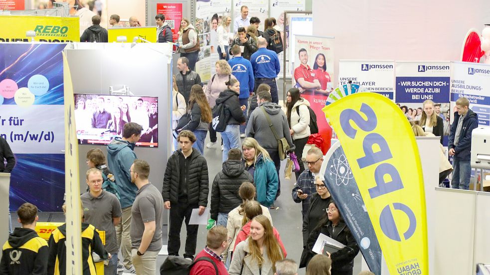 Viel Trubel auf schmalen Gängen: Die Jobmesse in der Sparkassen-Arena war bereits am 1. Tag der Jobmesse sehr gut besucht. Foto: Romuald Banik