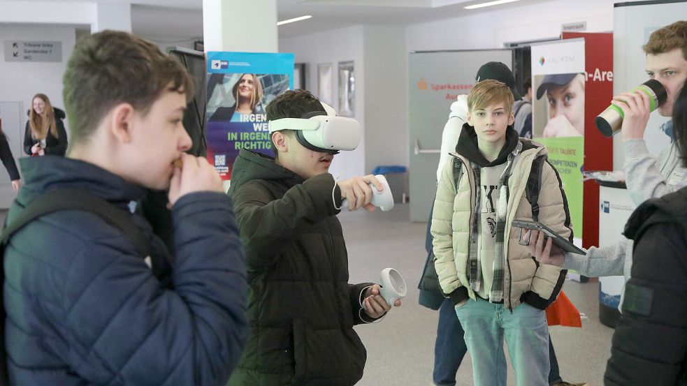 Auch Modernes war mit dabei: Die Emsachse lockte mit Geräten, die die Besucher in die virtuelle Realität entführten. Foto: Romuald Banik