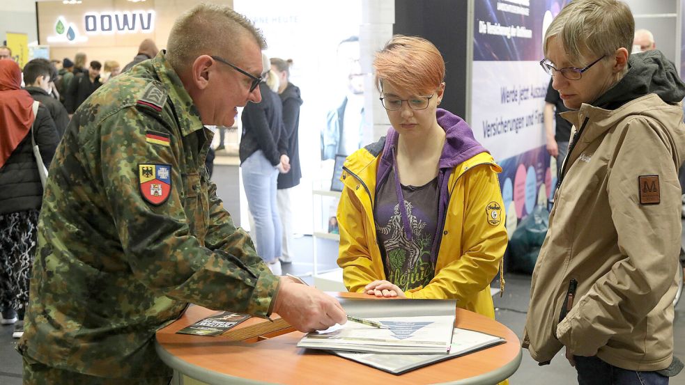 Natascha Einhoff (22, Mitte) ist eigentlich in einer Ausbildung zur Pflegefachkraft bei der Awo in Esens beschäftigt. Doch Einblicke in andere Berufe, wie hier am Stand der Bundeswehr, lohnen sich immer. Foto: Romuald Banik