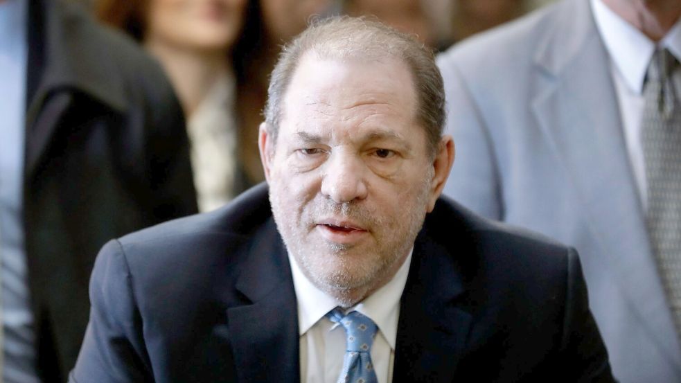 Harvey Weinstein soll unter anderem 2006 eine Frau zum Oralsex gezwungen und 2013 eine Frau vergewaltigt haben. Foto: Mark Lennihan/AP/dpa