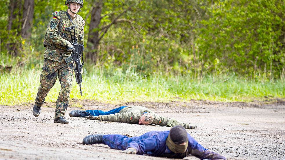 Bei der Bundeswehr-Übung National Guardian üben deutschlandweit Heimatschutzkräfte ihren Kernauftrag, den Schutz und die Sicherung verteidigungswichtiger Infrastruktur. Foto: picture alliance/dpa/Moritz Frankenberg