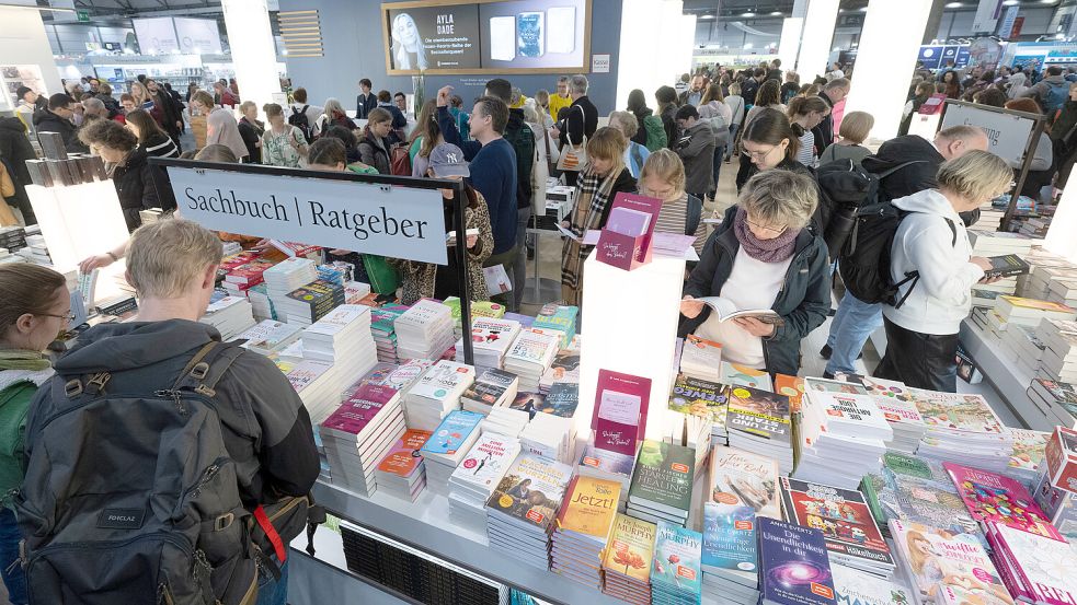 Das Sachbuch sorgt in den letzten Jahren für die Zuwächse bei den Buchverkäufen. Im Bild: Ein Stand der Leipziger Buchmesse 2024. Foto: picture alliance/dpa