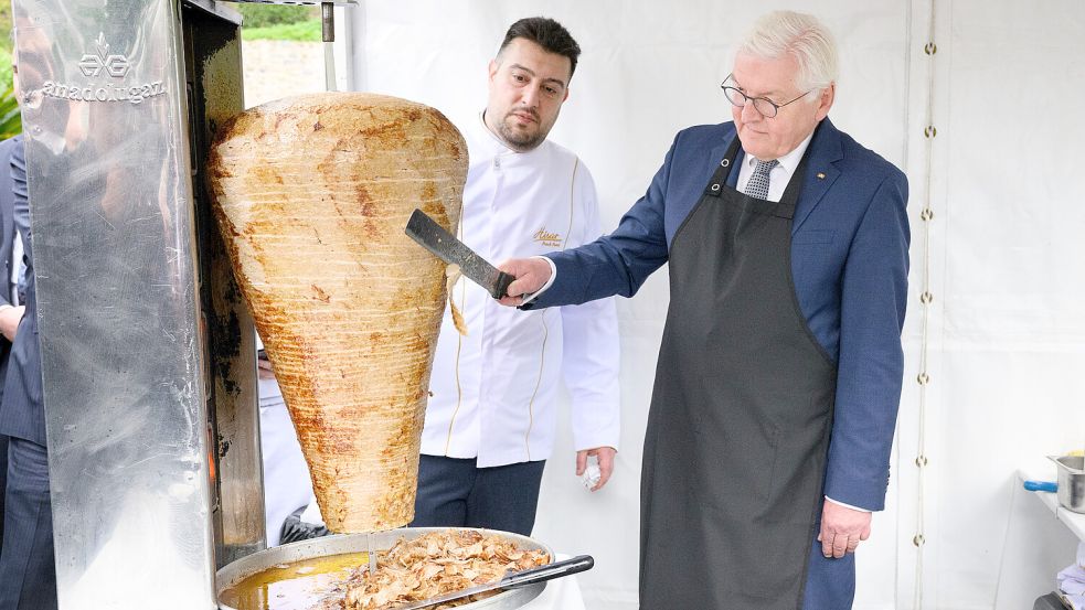 Bundespräsident Frank-Walter Steinmeier schneidet unter Anleitung des Berliner Gastronoms Arif Keles in Ankara Dönerfleisch – nach dem Berliner Rezept von Keles. Foto: Bernd von Jutrczenka