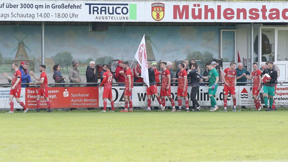 Nach Spielschluss laufen die SVG-Spieler an der Bande entlang und freuen sich mit den Anhängern über den deutlichen Heimsieg gegen den Vorletzten SV Jheringsfehn. Ein Erfolg, der nach einer torlosen ersten Hälfte erst im zweiten Durchgang mit fünf Toren perfekt gemacht wurde. Fotos: Wilfried Gronewold