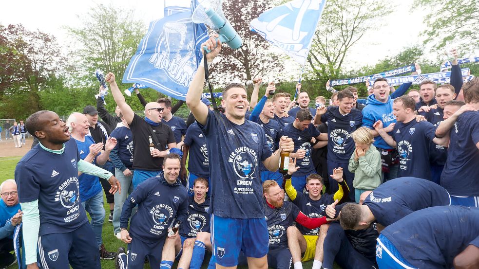 Bastian Dassel (mit Megafon) feiert nach seinem letzten Spiel die Meisterschaft.Foto: Jens Doden