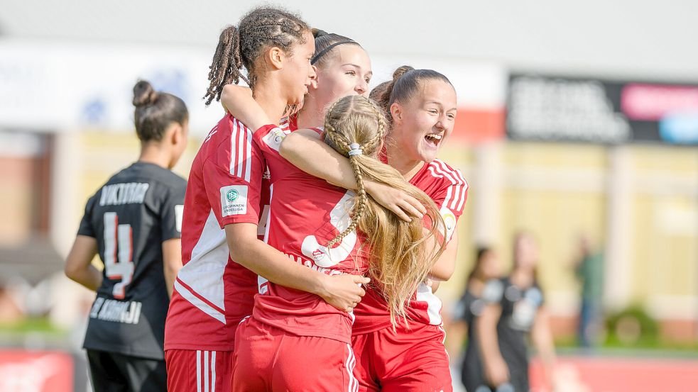 Jubel in Aurich: Das Halbfinale ist erreicht, Lucy Minne (rechts) sicherte sich die Torjägerkanone. Foto: privat