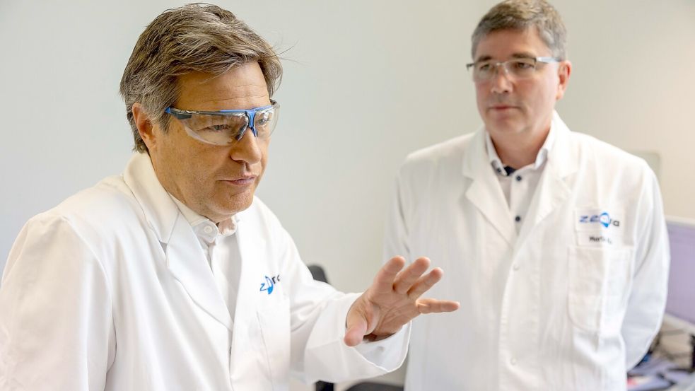 Bundeswirtschaftsminister Robert Habeck besichtigt in Darmstadt das Biotechnologie-Unternehmen Zedira, rechts dessen Gründer Martin Hils. Foto: Helmut Fricke/dpa