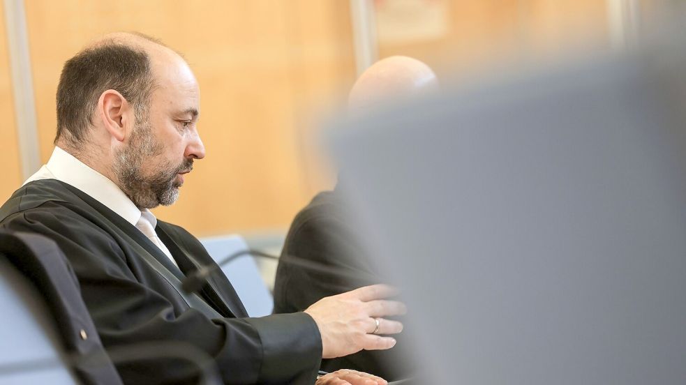 Der Angeklagte (r.) im Gerichtssaal neben seinem Anwalt. Foto: Oliver Berg/dpa