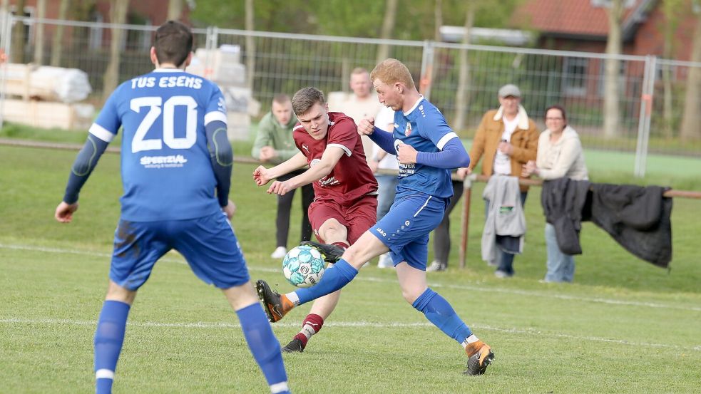 Nils Buschmann schoss gegen Esens II zwei Tore für den SV Großefehn. Am Ende gewann die zweite Fehntjer Mannschaft mit 5:0.Foto: Wilfried Gronewold