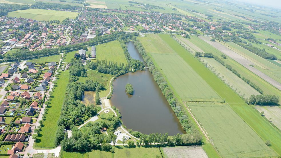 Das neue Sportzentrum in Marienhafe soll auf einer bisher landwirtschaftlich genutzten Flächen nördlich des Kiessees am Tjücher Moortun (im Bild parallel rechts zu den Wasserflächen) entstehen. Foto: Thomas Dirks