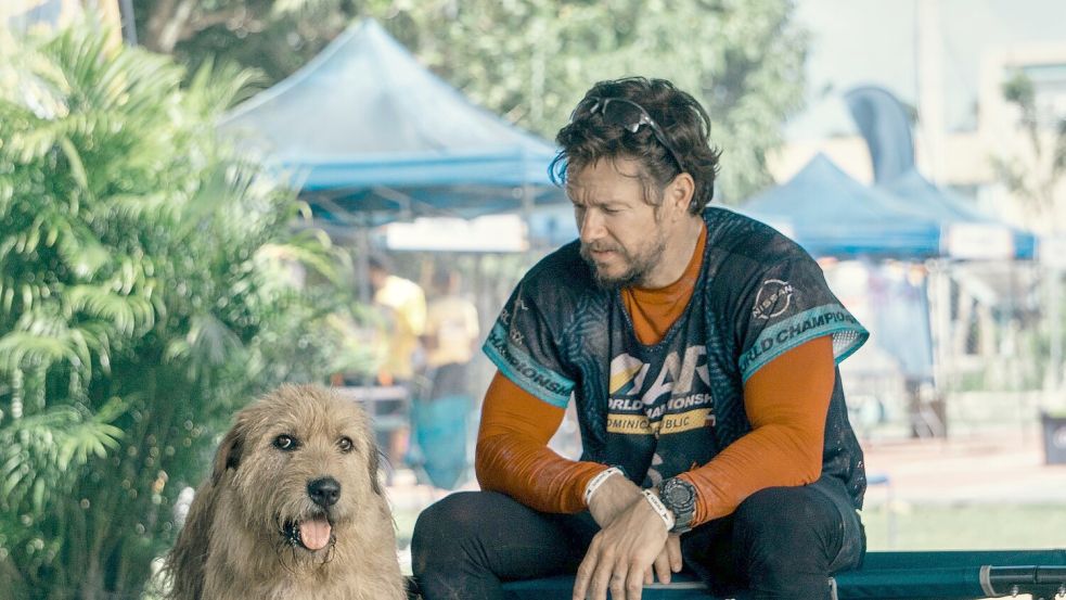 Mark Wahlberg als Michael in einer Szene des Films „Arthur der Große“. Der Schauspieler setzt sich für die Adoption von Haustieren ein. Foto: Carlos Rodriguez/Lionsgate/dpa