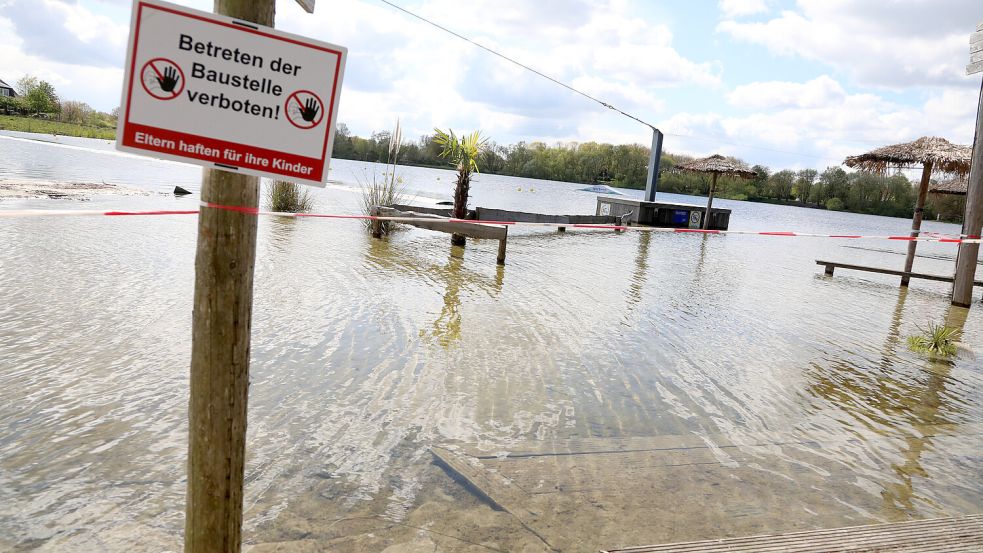 Noch steht der Bereich rund um die Wakeboardanlage unter Wasser. Foto: Romuald Banik