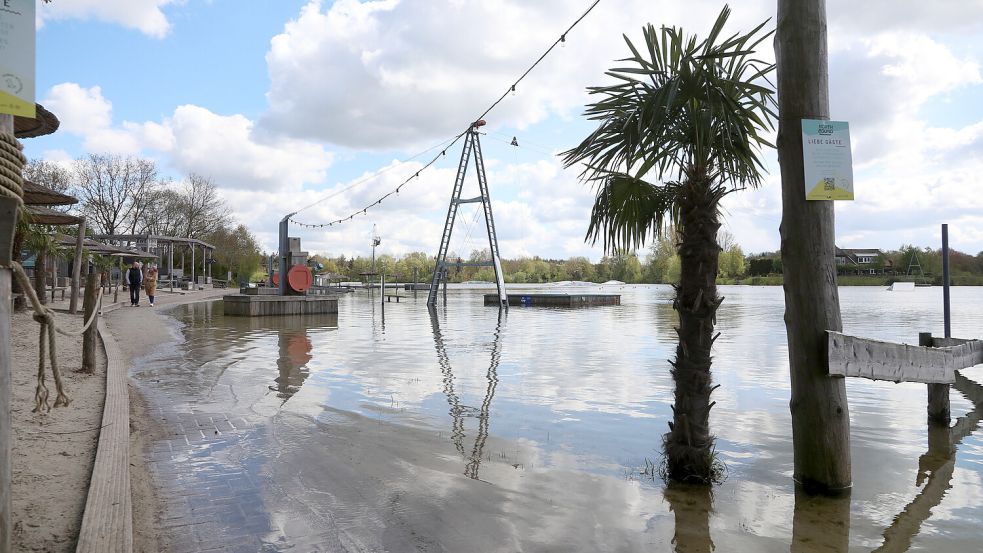 Auch der Weg am See ist zum Teil überspült. Foto: Romuald Banik