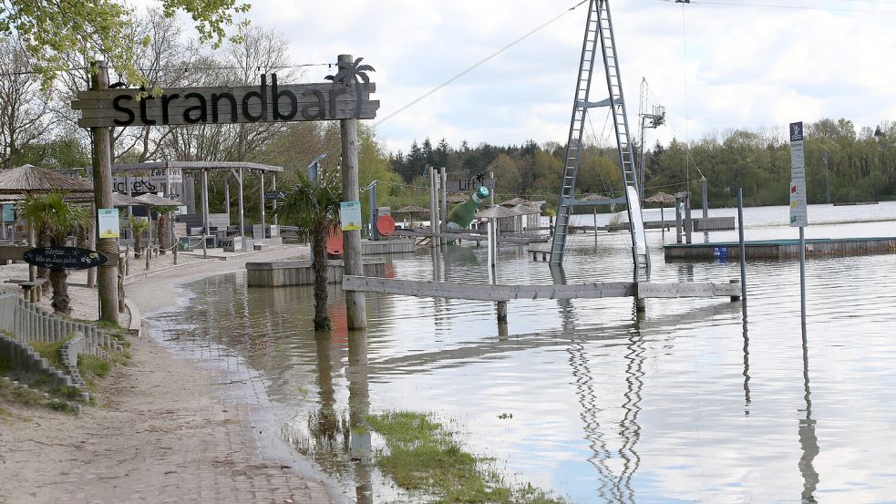Rechts neben dem Gras ist eigentlich auch noch Strand, bevor der See beginnt. Foto: Romuald Banik