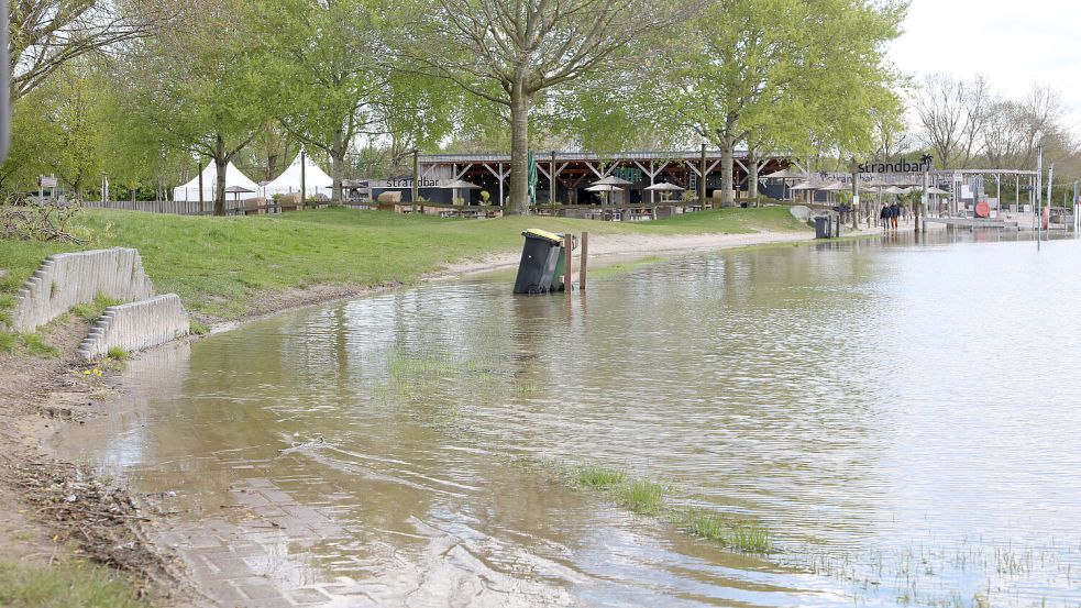 Die Mülltonnen treiben derzeit im Wasser. Foto: Romuald Banik