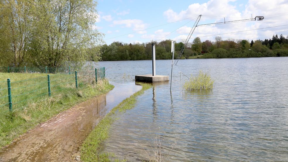 Spaziergänger benötigen wasserdichtes Schuhwerk für die Umrundung des Sees. Foto: Romuald Banik