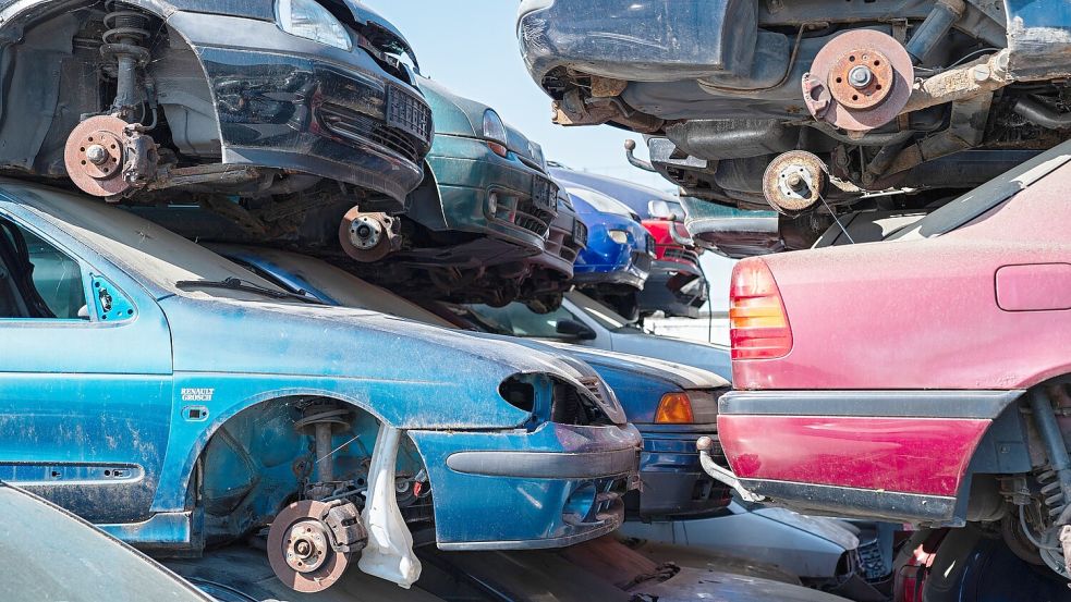 Ein Blick auf eine Autoverwertung in Hallstadt in Bayern. Foto: DPA