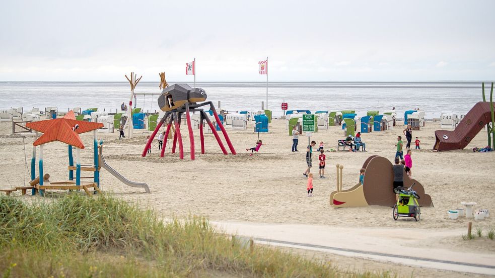 Ein Blick über den Strand in Norddeich. Ab Juli soll eine neue Kurdirektorin dafür sorgen, dass das Deck in Norddeich bespielt wird. Foto: DPA