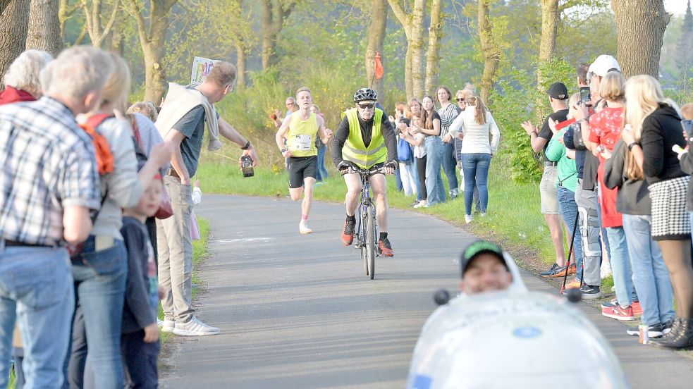 Ein ungewohntes Bild: Direkt hinter dem Fahrrad läuft Tammo Oldigs aus Westoverledingen als Erster ins Ziel.Fotos: Bernd Wolfenberg